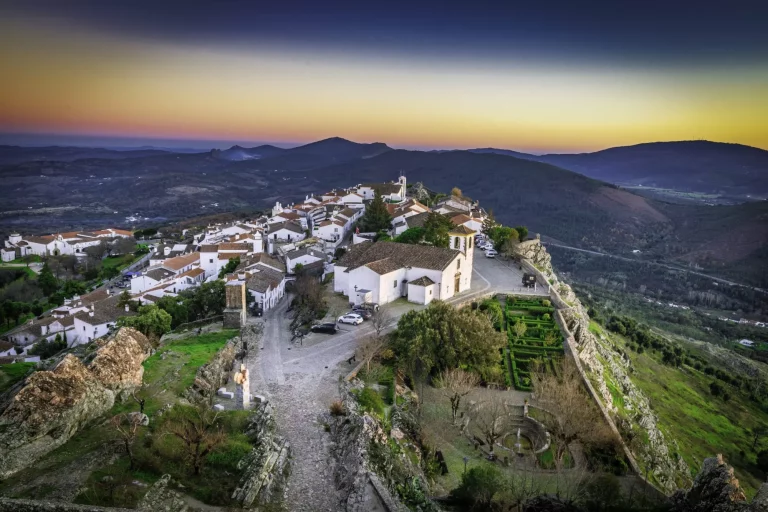 Entre Castelo de Vide y Portalegre, y cerca de España, se alza la apacible localidad de Marvão, en la cresta más alta de la Serra de São Mamede