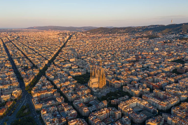 Вид с воздуха на Барселону с первыми лучами солнца на знаменитый храм Святого Семейства
