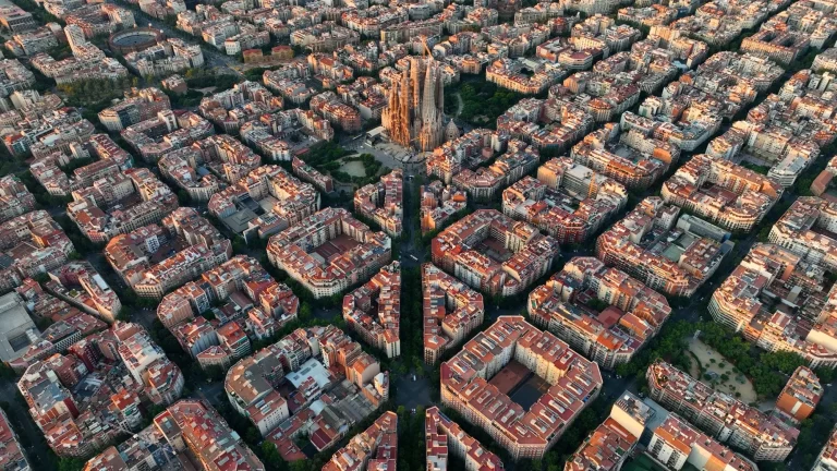 Skyline von Barcelona mit der Kathedrale Sagrada Familia bei Sonnenaufgang. Katalonien, Spanien
