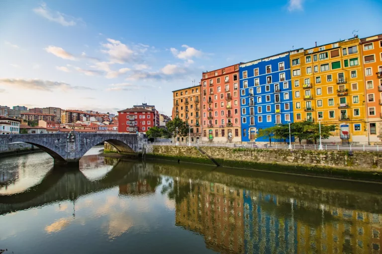 Fantastisk färgglad arkitektur i gamla stan Bilbao Baskien Bizkaia Euskadi
