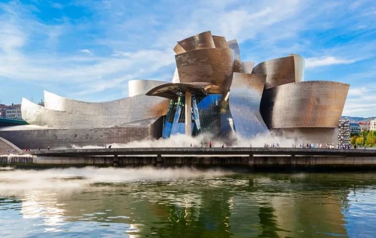 BILBAO, SPANIEN - 28 SEPTEMBER 2017: Guggenheimmuseet är ett museum för modern och samtida konst som ligger i Bilbao i norra Spanien