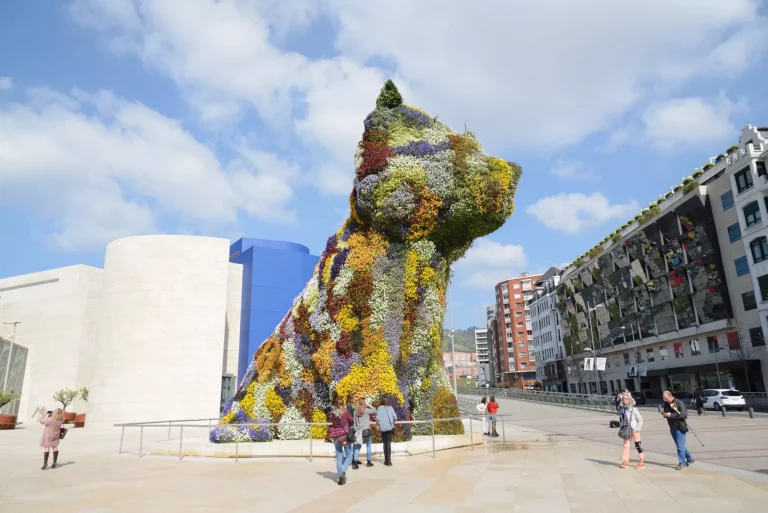 Guggenheim-museo, Bilbao, Espanja, arkkitehti Frank Gehry, 1997, Guggenheim-museon yksityiskohta kaarevasta titaaniseinästä. Guggenheim-museo Bilbao on modernin ja nykytaiteen museo . Se on rakennettu Nervion-joen varrelle, joka virtaa Bilbaon kaupungin läpi Kantabrianmereen.