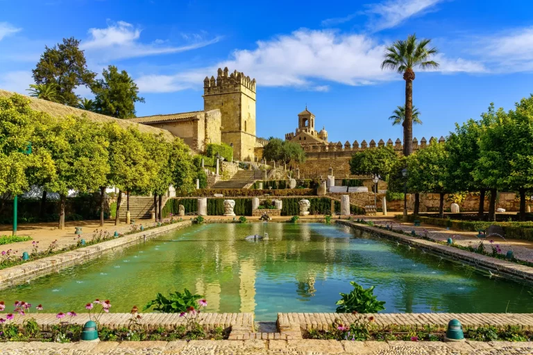 Cordoba, Spanje, 12 november 2021: Panoramisch uitzicht op het indrukwekkende Alcazar de Cordoba en de koninklijke tuinen in Andalusië, Spanje.