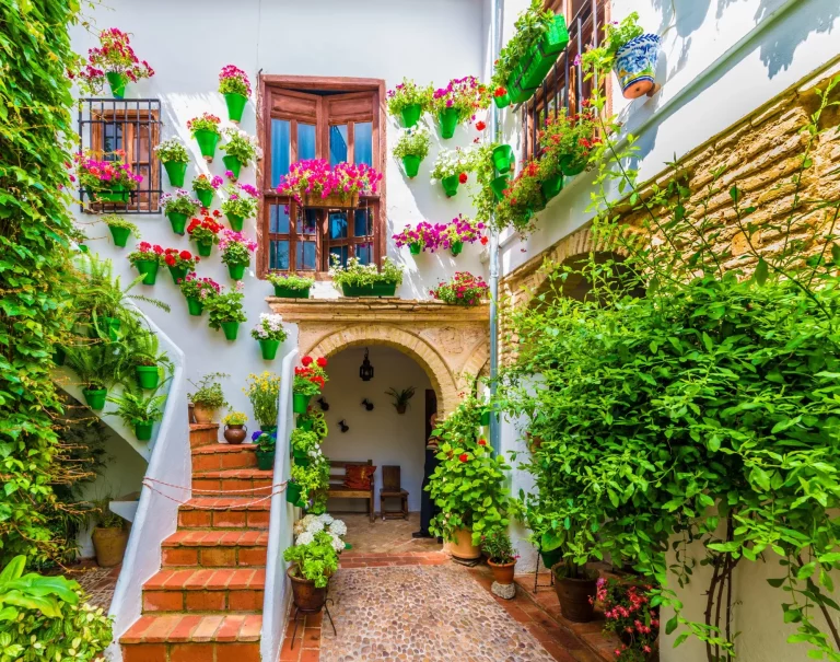 Cordoba, Spanien - 11 maj 2016: Traditionellt hus och domstolar med blommor i Cordoba, Spanien