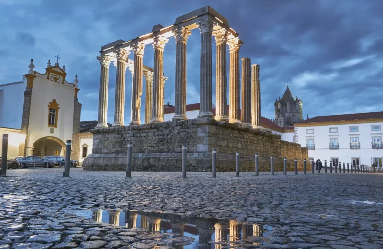 Romersk Diana-tempel og katedral i Evora, Portugal. Europa