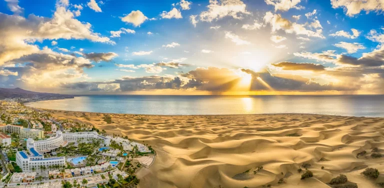 Maisema Maspalomasin kaupungista ja kultaisista hiekkadyyneistä auringonnousun aikaan, Gran Canaria, Kanariansaaret, Espanja