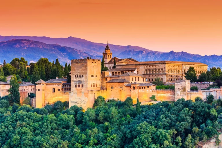 Granadan Alhambra, Espanja. Alhambran linnoitus auringonlaskun aikaan.