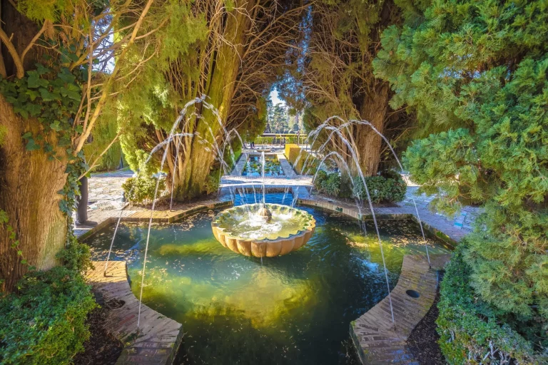 Vy över Alhambras gröna trädgårdar, UNESCO:s världsarvslista i Granada, Andalusien i Spanien