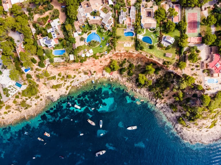 Ibiza-Küste mit luxuriösen Häusern.