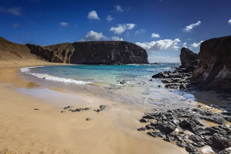 Lanzarote. Vulkanisk ö. Papagayo. Utrymmen och havsutsikt. Spanska öar. Landskap på Kanarieöarna. Resefotografering.natur bakgrund.