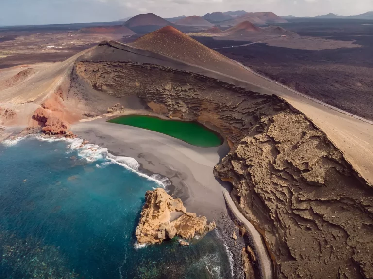 Cratere vulcanico con lago craterico presso El Golfo, isola di Lanzarote. Vista aerea