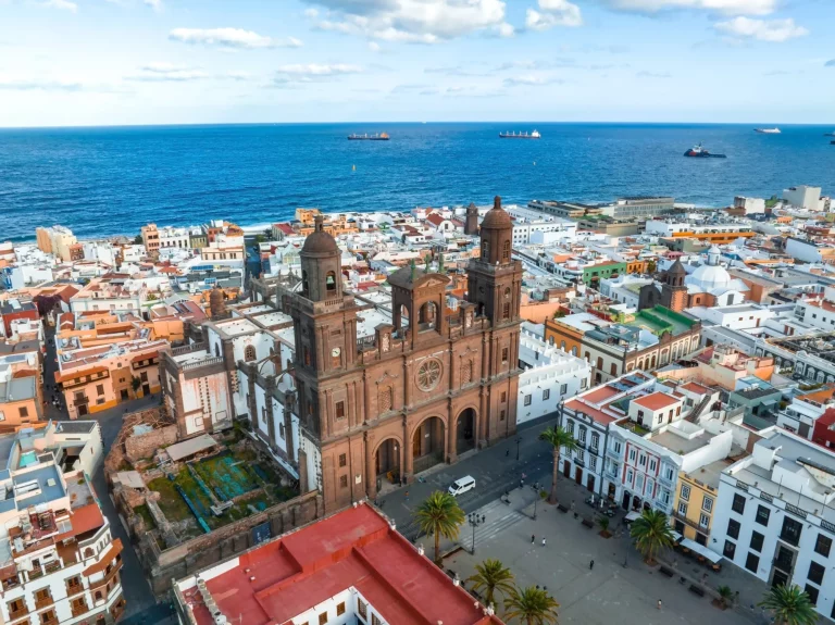 Paisaje con la Catedral Santa Ana Vegueta en Las Palmas, Gran Canaria, Islas Canarias, España. Vista aérea al atardecer de la ciudad de Las Palmas.