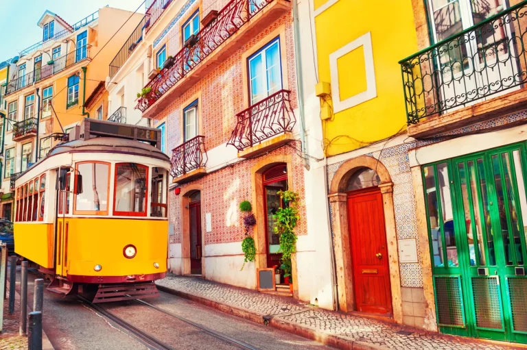 Gele vintage tram op straat in Lissabon, Portugal. Beroemde reisbestemming