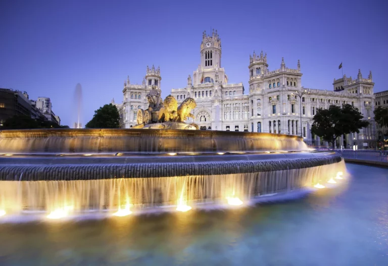 Plaza de la Cibeles (Platz der Kybele) - Hauptpostamt (Palacio de Comunicaciones), Madrid, Spanien.