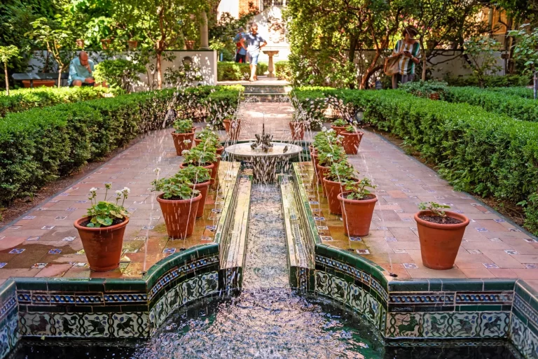Madrid, Spanien - 19 juli 2018: Sorolla-museet i Madrid. Vacker trädgård och liten söt fontän i trädgården till Sorolla Museum i Madrid i designad traditionell spansk stil.