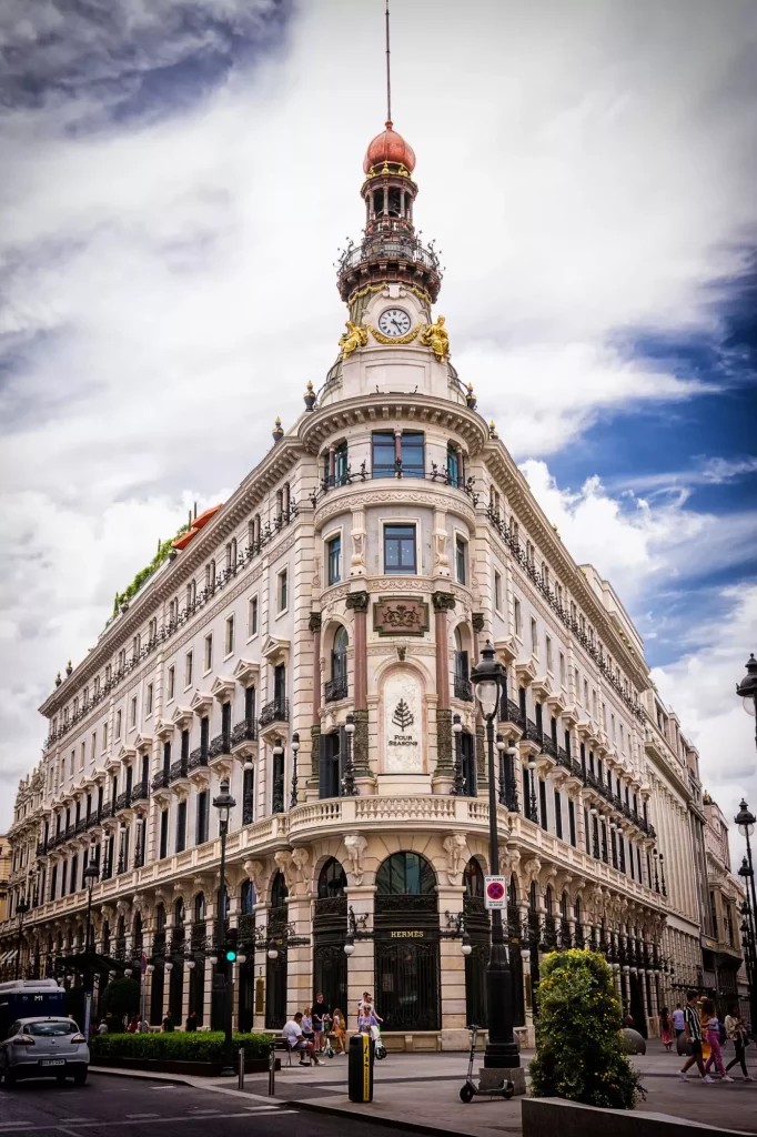 Madrid, España - 20 de junio de 2022: Edificio del Hotel Four Seasons con la tienda de Hermes en la primera planta.