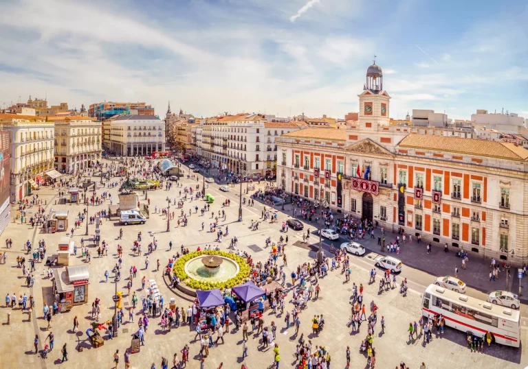 La Puerta del Sol es la principal plaza pública de la ciudad de Madrid, España. En el centro de la plaza se encuentra el despacho del Presidente de la Comunidad de Madrid.