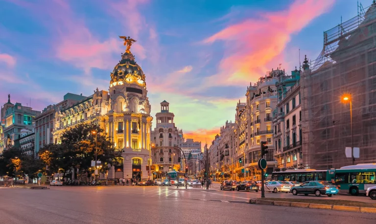 Madrid bysilhuett gran via street twilight , Spania