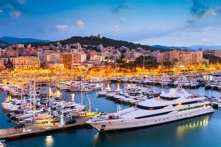 Palma di Maiorca, Spagna, skyline del porto con yacht al mattino presto.
