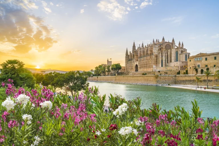 La Seun katedraali auringonlaskun aikaan, Palma de Mallorcan saaret, Espanja