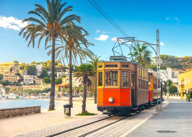 Den berømte orange sporvogn kører fra Soller til Port de Soller, Mallorca, Spanien.