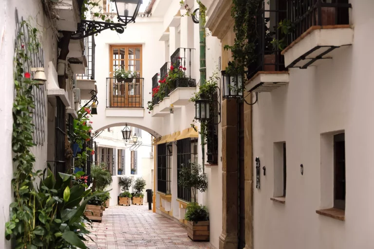 Marbella vanha kaupunki Andalusia Espanja tyypillinen espanjalainen kylä valkoiseksi kalkitut talot