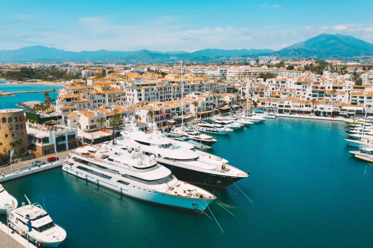 Luftaufnahme von Luxusyachten im Yachthafen von Puerto Banus, Marbella, Spanien. Foto in hoher Qualität