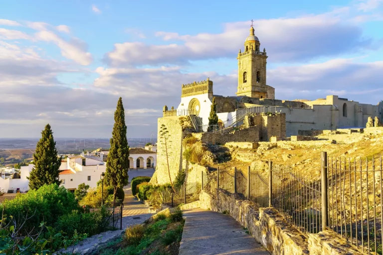 Trappor leder till den medeltida och pittoreska kyrkan i byn Medina Sidonia i Cadiz, Spanien