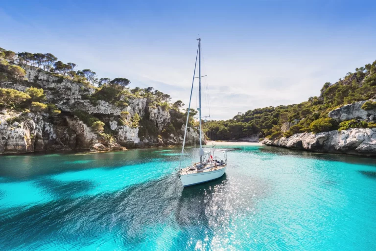 Vacker strand med segelbåt, ön Menorca, Spanien