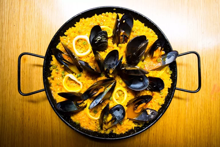 Paella tradicional española con gambas rojas de Ibiza. Receta típica con marisco de la famosa tapa española.