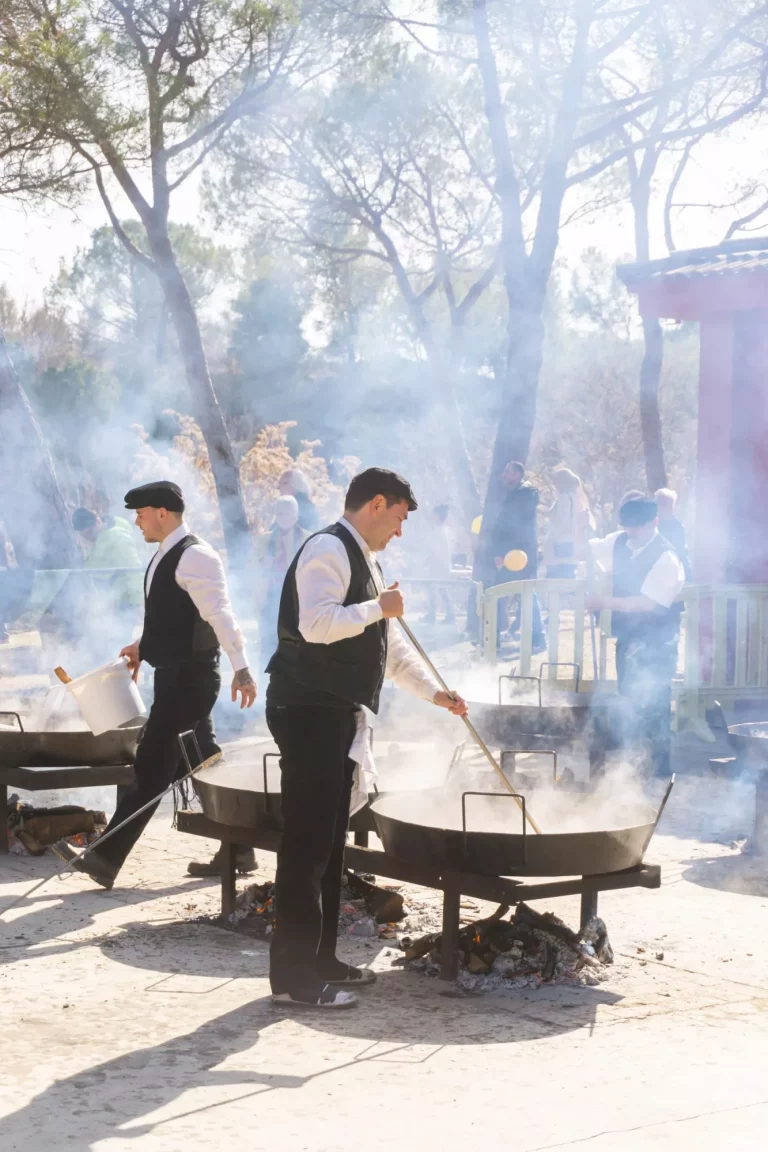 Sant Fruitos de Bages, Spania - 19. februar 2023: Kokker lager rispaellaer i en landsbykonkurranse.