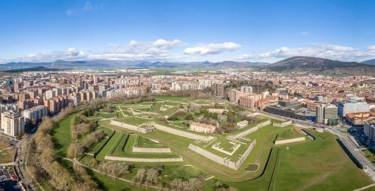 Prise de vue panoramique par drone de la célèbre course de taureaux avec les fortifications, les bastions, la cathédrale et les bâtiments médiévaux.