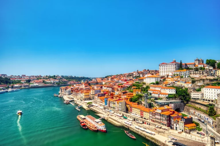 Portos bybilde fra luften over elven Douro en solrik dag, Portugal