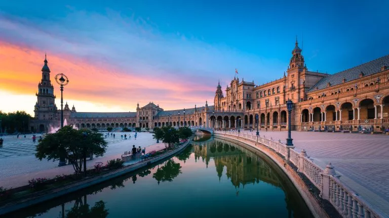 Plaza de España i Sevilla med dramatiske farverige skyer ved solnedgang, Andalusien, Spanien