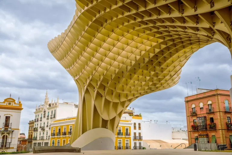 Houten structuur van Metropol Parasol in de oude wijk van Sevilla, Spanje. Lege plek zonder mensen