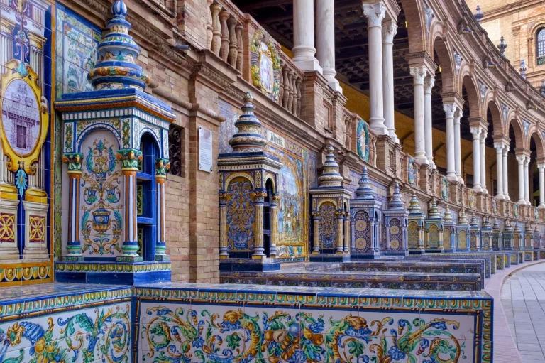 Las Alcobas Provinciales de azulejos a lo largo de las murallas de la Plaza de España.