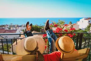 Coppia felice che si rilassa sul balcone della terrazza, in vacanza in Europa