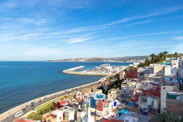 Smuk udsigt fra oven over Gibraltarstrædet og beboelseshuse på bjergsiden i medinaen i Tanger i Marokko, Nordafrika