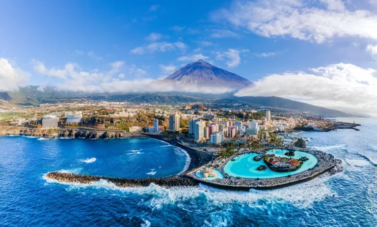 Flyfoto med Puerto de la Cruz, i bakgrunnen vulkanen Teide, øya Tenerife, Spania