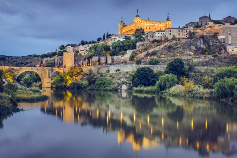 Toledo, Spanien stadssilhuett vid floden Tagus.